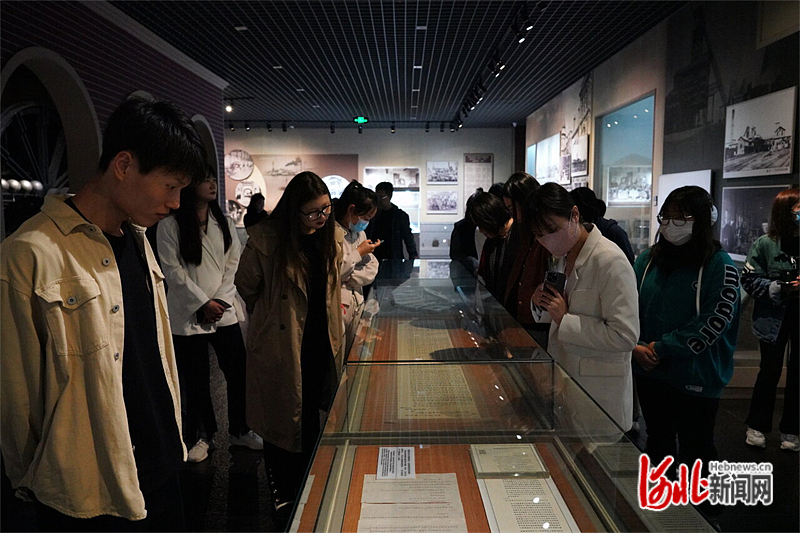 图2：5月4日，优秀共青团员代表在开滦历史博物馆参观学习。.jpg