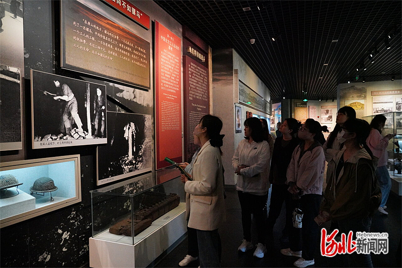 图3：5月4日，优秀共青团员代表在开滦历史博物馆参观学习。.jpg