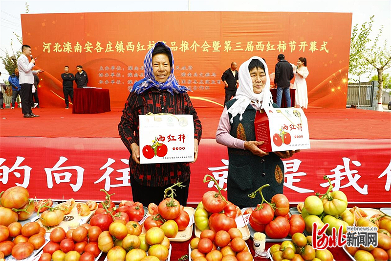 图4：西红柿节上获奖的农户领取奖品。通讯员杜昭摄.jpg