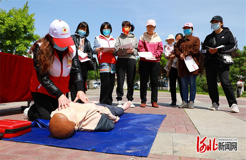 图1：近日，志愿者在滦南县西城胡同社区为居民演示心肺复苏技能。.jpg