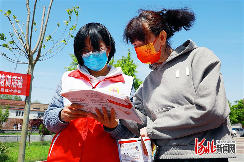 图2：近日，志愿者在滦南县西城胡同社区为居民讲解自救互救及应急救护知识。.jpg