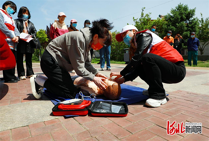 图3：近日，志愿者在滦南县西城胡同社区为居民演示应急救护技能。.jpg