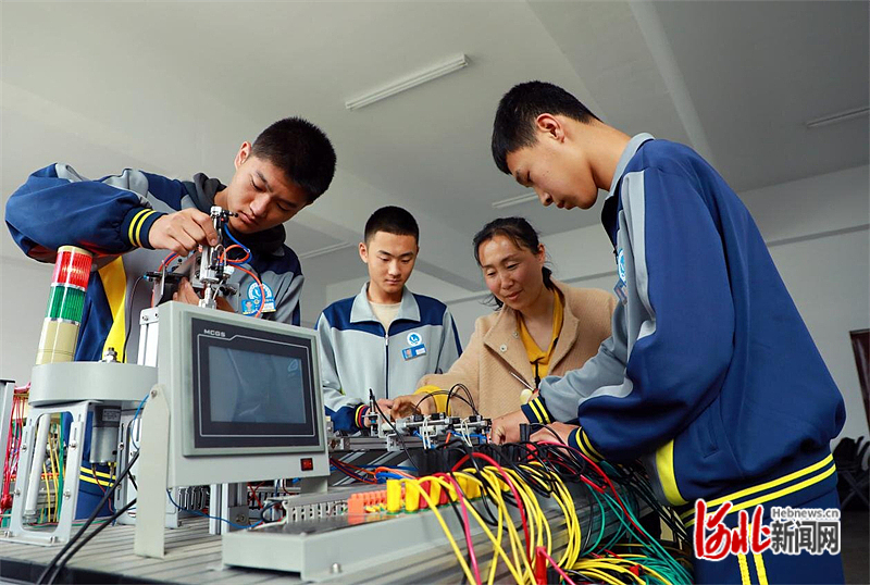 图1：近日，滦南县职业教育中心老师正在指导学生进行实训。.jpg