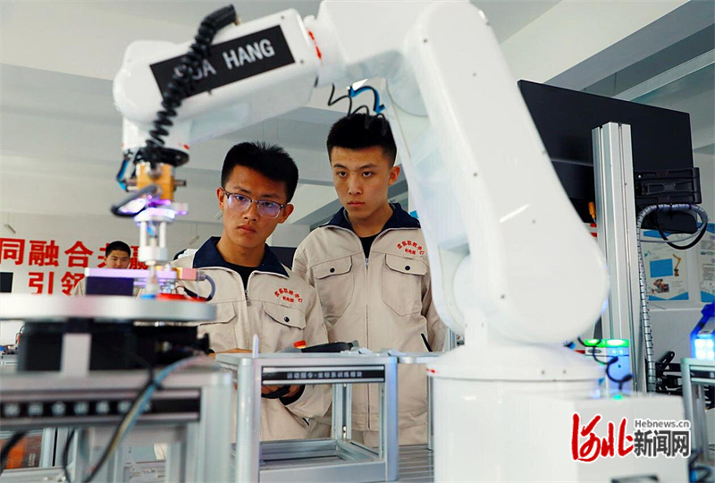图2：近日，滦南县职业教育中心学生正在操作工业机器人。.jpg