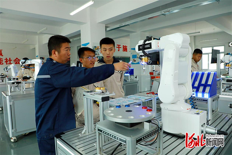图3：近日，滦南县职业教育中心老师正在指导学生操作工业机器人。.jpg