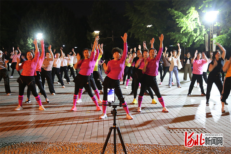 图2：5月14日晚，市民在河北省迁安市黄台山公园跳健身操。.jpg