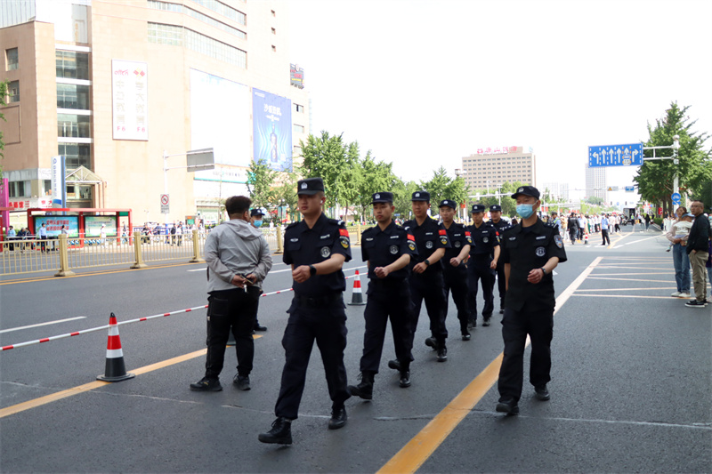 图为公安民警在赛场沿线巡逻。徐红芝摄.jpg