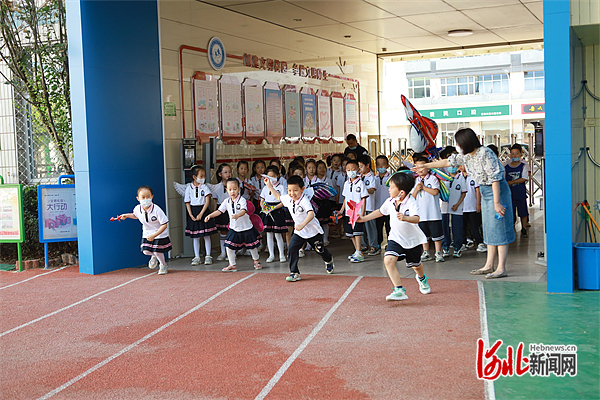 石家莊市機場路小學舉行飛行儀式