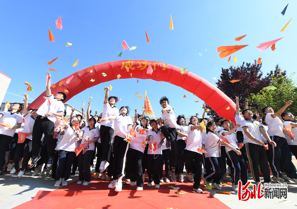 6月5日,新乐市第四中学高三学生正在减压仪式上跳舞.