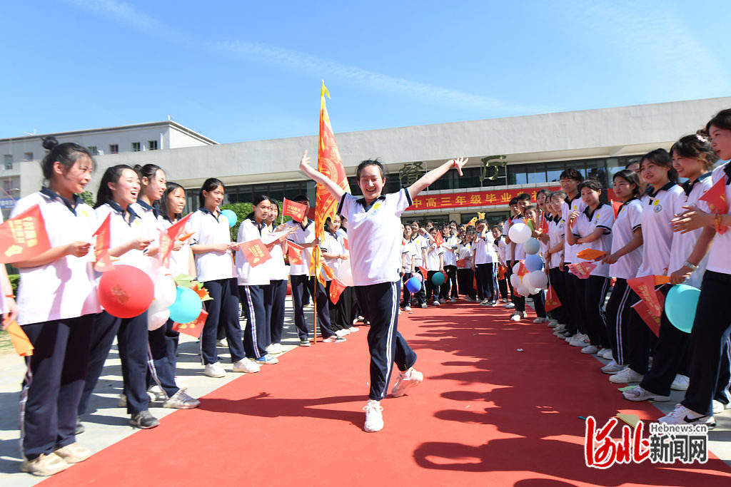 6月5日,新乐市第四中学高三学生在班里进行吹气球比赛.