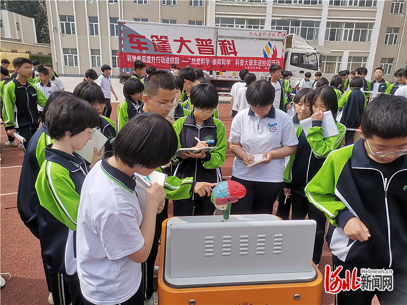 6月7日,深泽县科协邀请河北省流动科技馆在深泽镇中学开展了"热爱科学