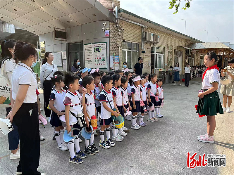 石家庄市桥西区际华苑幼儿园小朋友参观八一小学