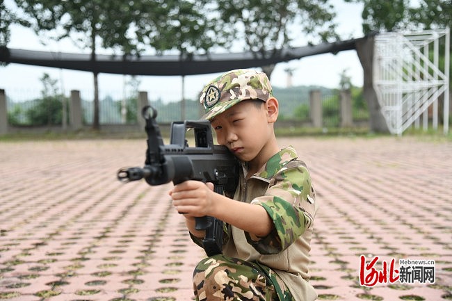 精彩组图我是特种兵军事夏令营首期之小营员射击训练