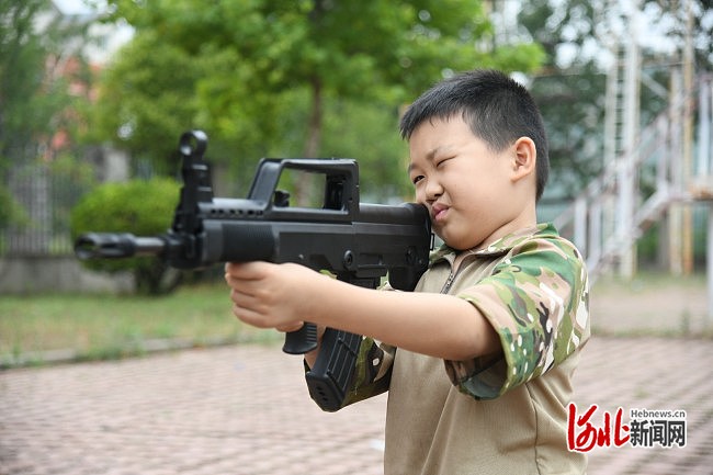 精彩组图我是特种兵军事夏令营首期之小营员射击训练