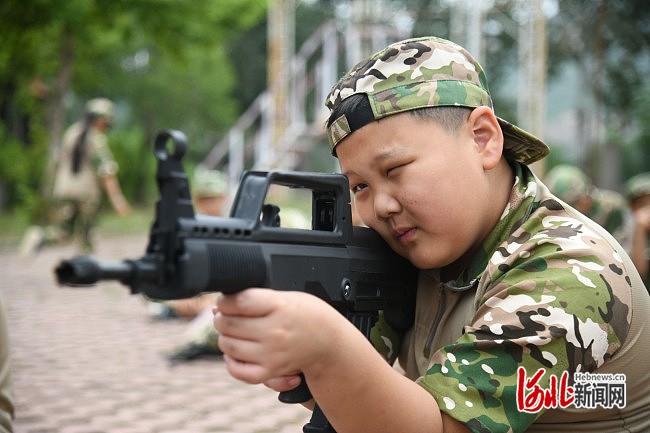 精彩组图我是特种兵军事夏令营首期之小营员射击训练