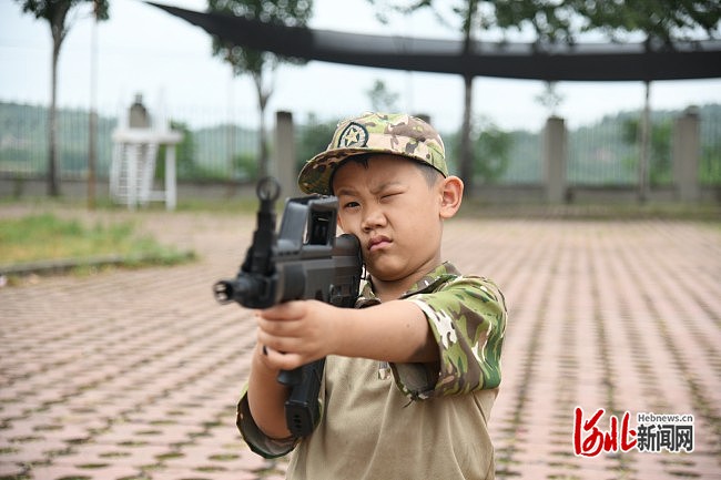 精彩组图我是特种兵军事夏令营首期之小营员射击训练