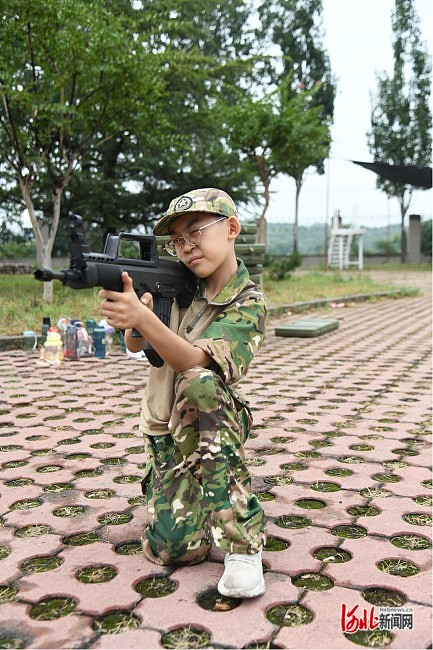精彩组图我是特种兵军事夏令营首期之小营员射击训练