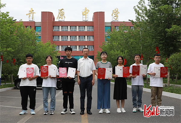 燕山大学校领导化身特快专递员第一时间将首批高招录取通知书送到新生