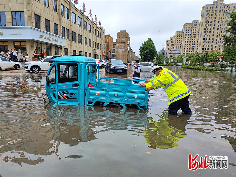 邯郸市交巡警支队多措并举应对强降雨天气