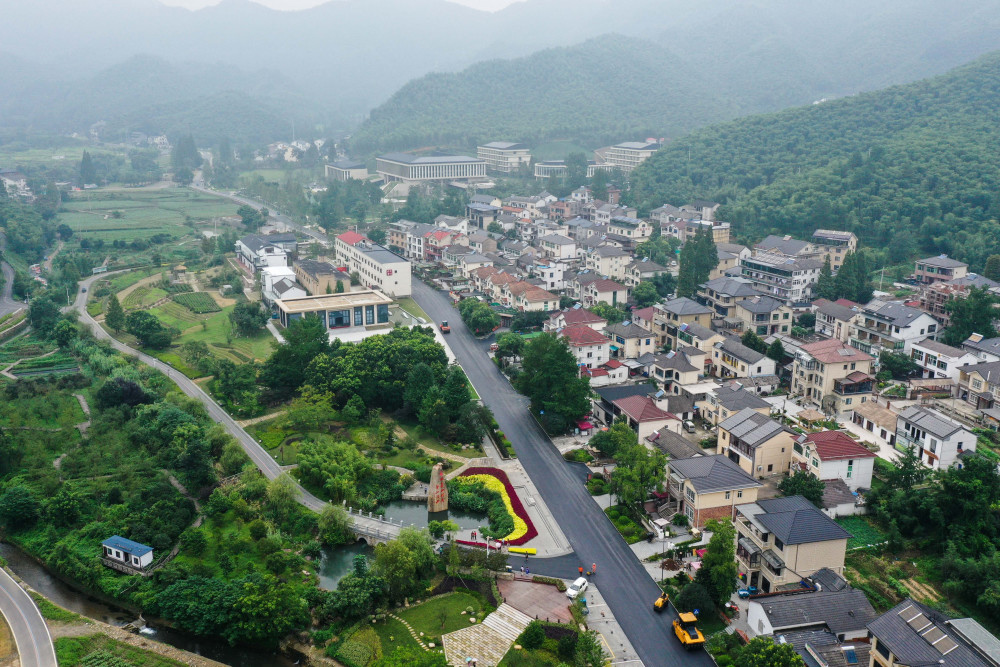 空中俯瞰浙江省安吉县天荒坪镇余村（2020年7月28日摄，无人机照片）。