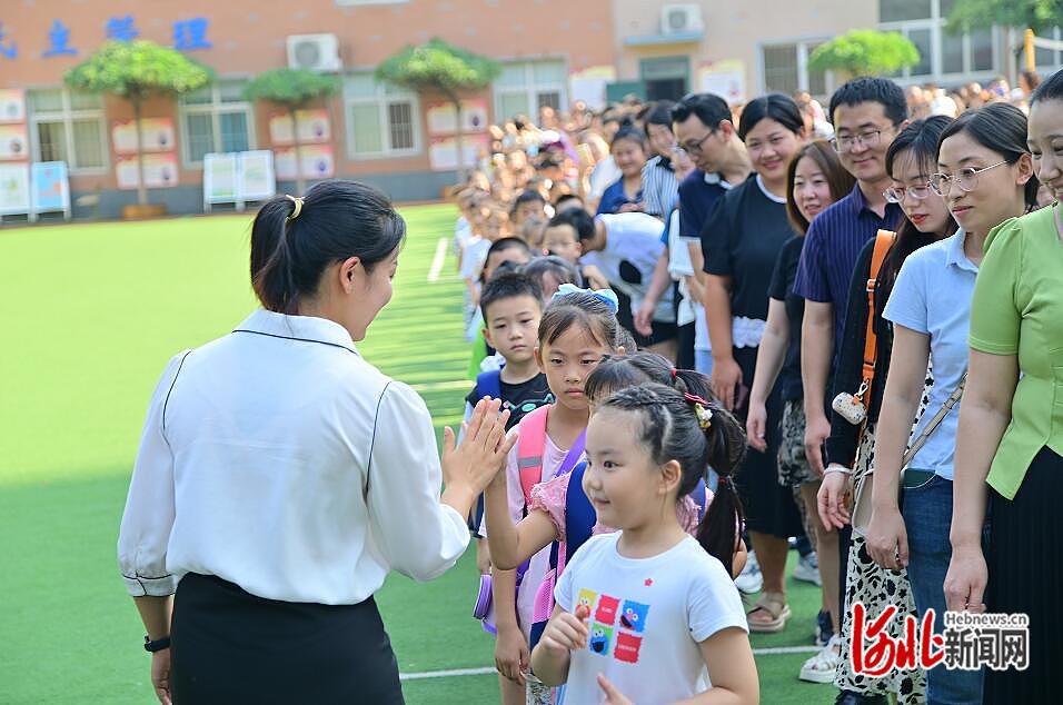 石家庄市跃进路小学举行一年级新生入学典礼