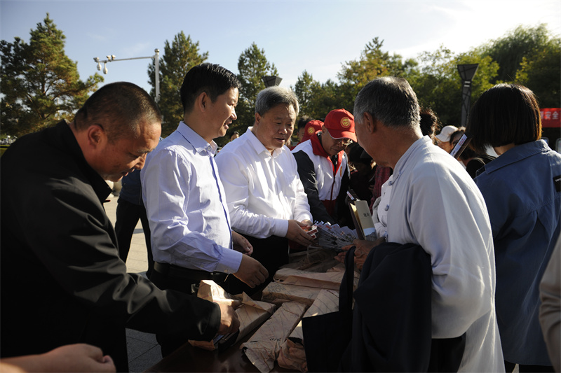 河北省地质环bob官方下载链接境监测院在阳原县开展2023年全国科普日主题宣传活(图2)