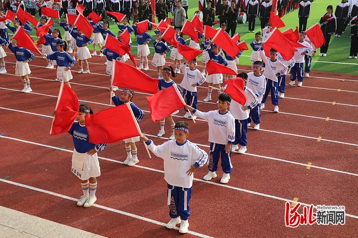 活动现场还进行了精彩的开幕式表演:河北师大附属实验中学初一同学