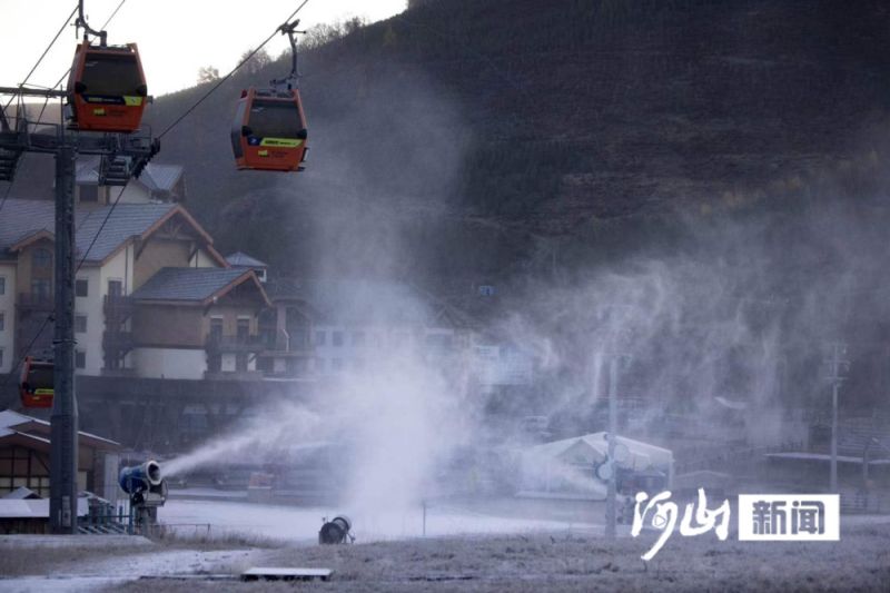 Kaiyun官方网-滑雪季将至，河北崇礼雪场开始造雪啦！(图2)