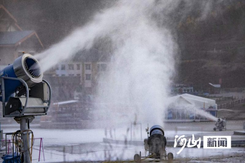 Kaiyun官方网-滑雪季将至，河北崇礼雪场开始造雪啦！(图5)