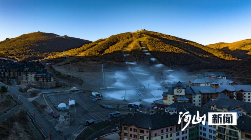 Kaiyun官方网-滑雪季将至，河北崇礼雪场开始造雪啦！(图6)