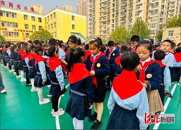 石家庄市阳光小学举行新少先队员入队仪式