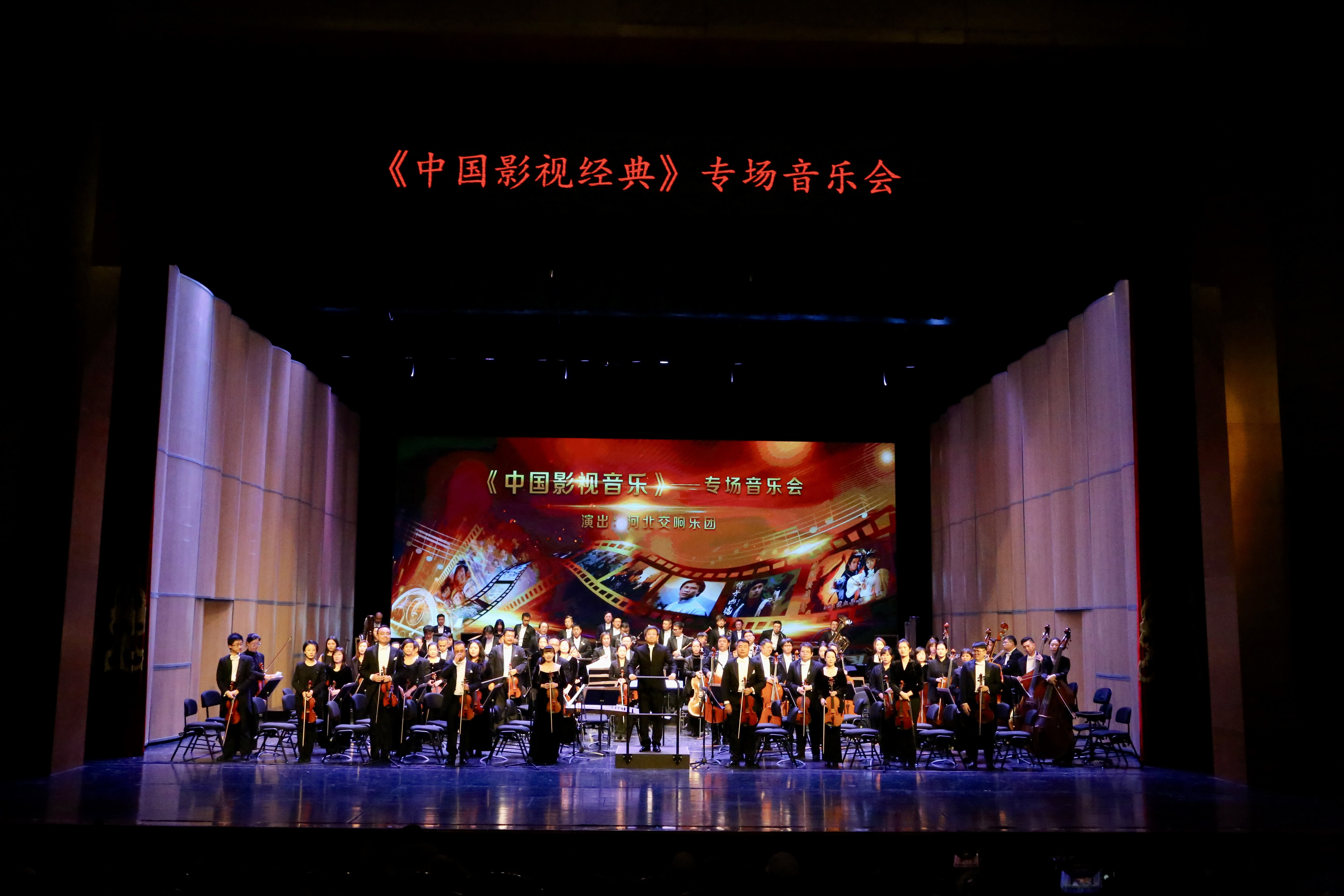 开场前观众热烈地讨论着今晚的曲目,等待观看演出的石家庄市民张女士