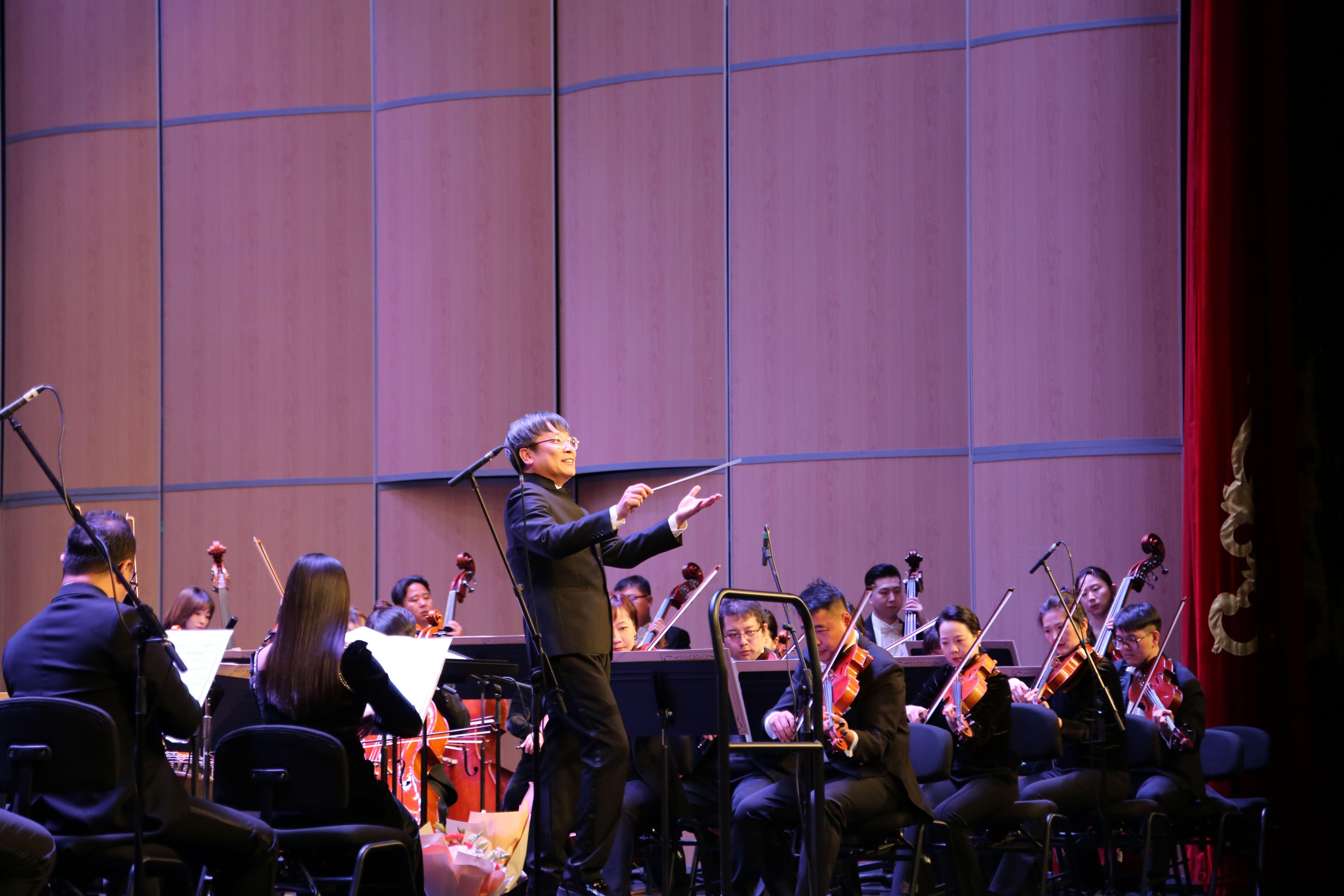 河北交响乐团中国影视音乐专场音乐会在石家庄大剧院上演