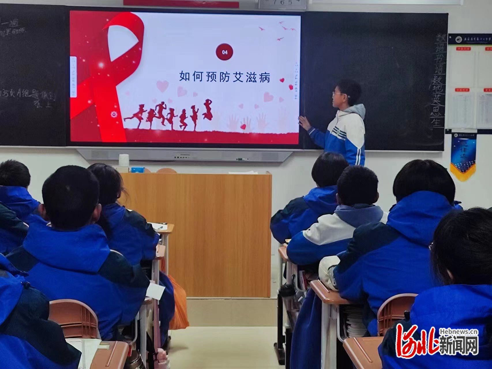 学校通过班会,电子屏,海报等方式对如何预防艾滋病进行了宣传,切实