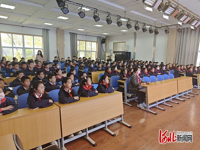 石家庄市行知小学开展交通安全宣传活动