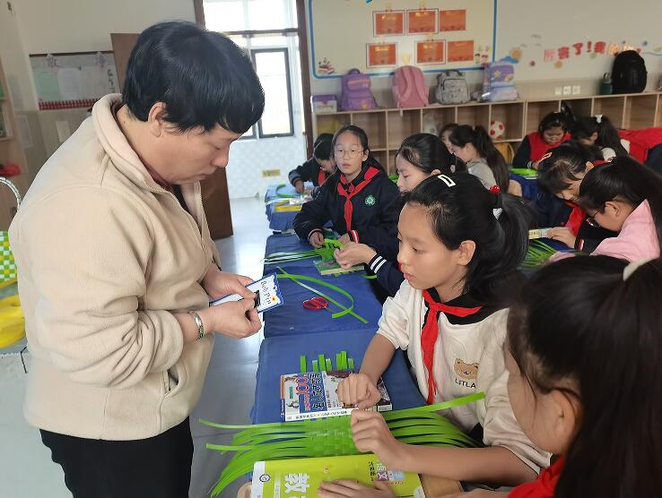 石家庄市十里铺小学开设巧手编织社团