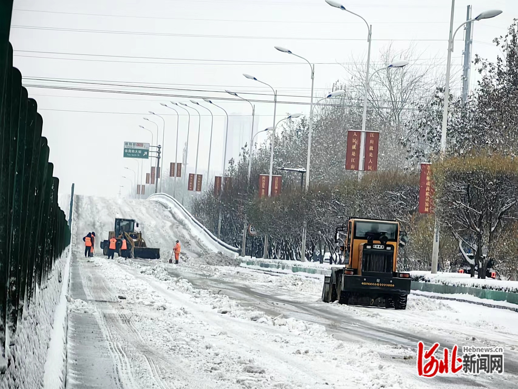 >12月14日,受降雪影响,石家庄市区部分路段实施交通管制,二环路,槐安