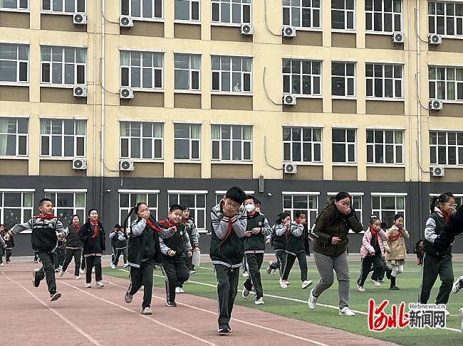 居安思危警钟长鸣石家庄市育新实验小学开展防震消防安全疏散演练