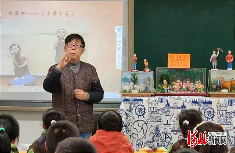 在孩子们好奇的眼神中,张爷爷讲述了王二小的故事,栩栩如生的二小泥塑