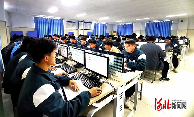 保定市职教中心组织高三学生参加高职单招考试