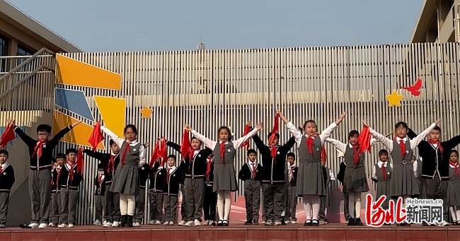 石家庄市维明路小学西校举行共拒校园欺凌共建阳光校园主题升旗仪式