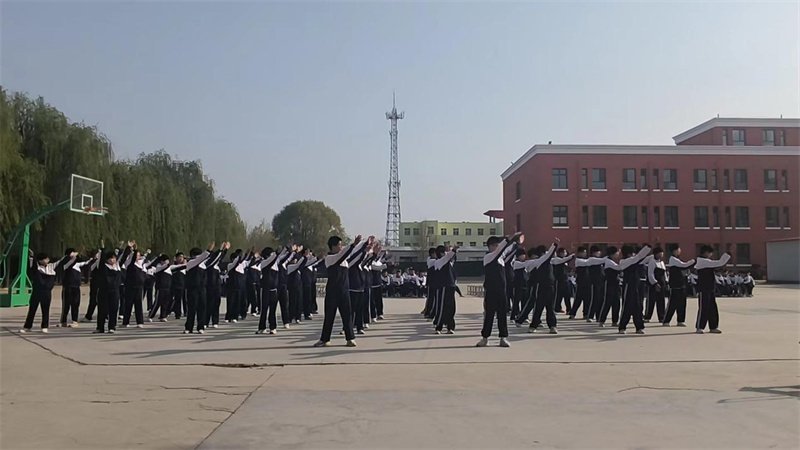 高邑县第三中学大夫庄校区举行初中一年级广播操比赛