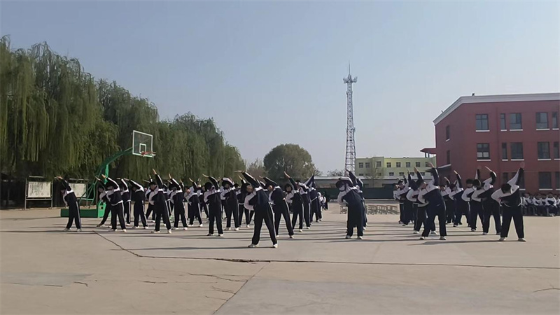 高邑县第三中学大夫庄校区举行初中一年级广播操比赛