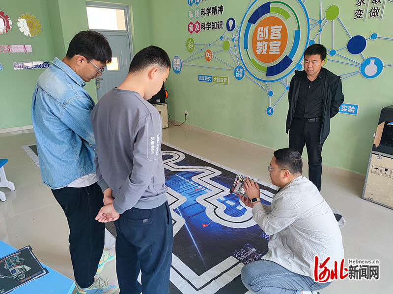 清河县第四中学举办创客机器人和3D打印技术培训活动(图1)