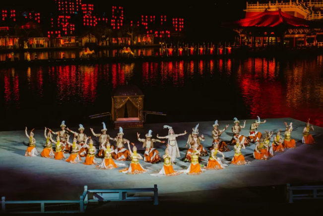 梦幻的场景,磅礴的场面,看一场大型水上实景演出《大宋·东京梦华》!