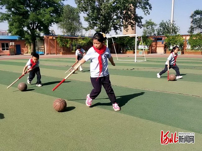 石家庄市柳辛庄小学:劳动添趣味 运动增活力