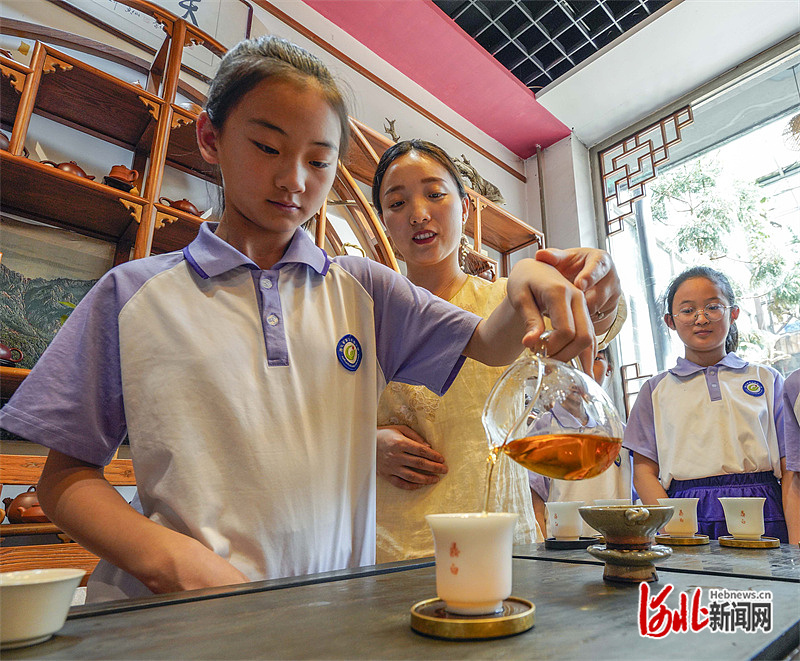 开博开博体育官方app体育河北遵化：学茶艺迎接国际茶日(图2)