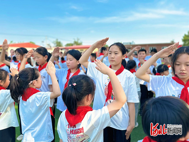 石家庄市正定县新城铺小学举行少先队新队员入队仪式_河北新闻网
