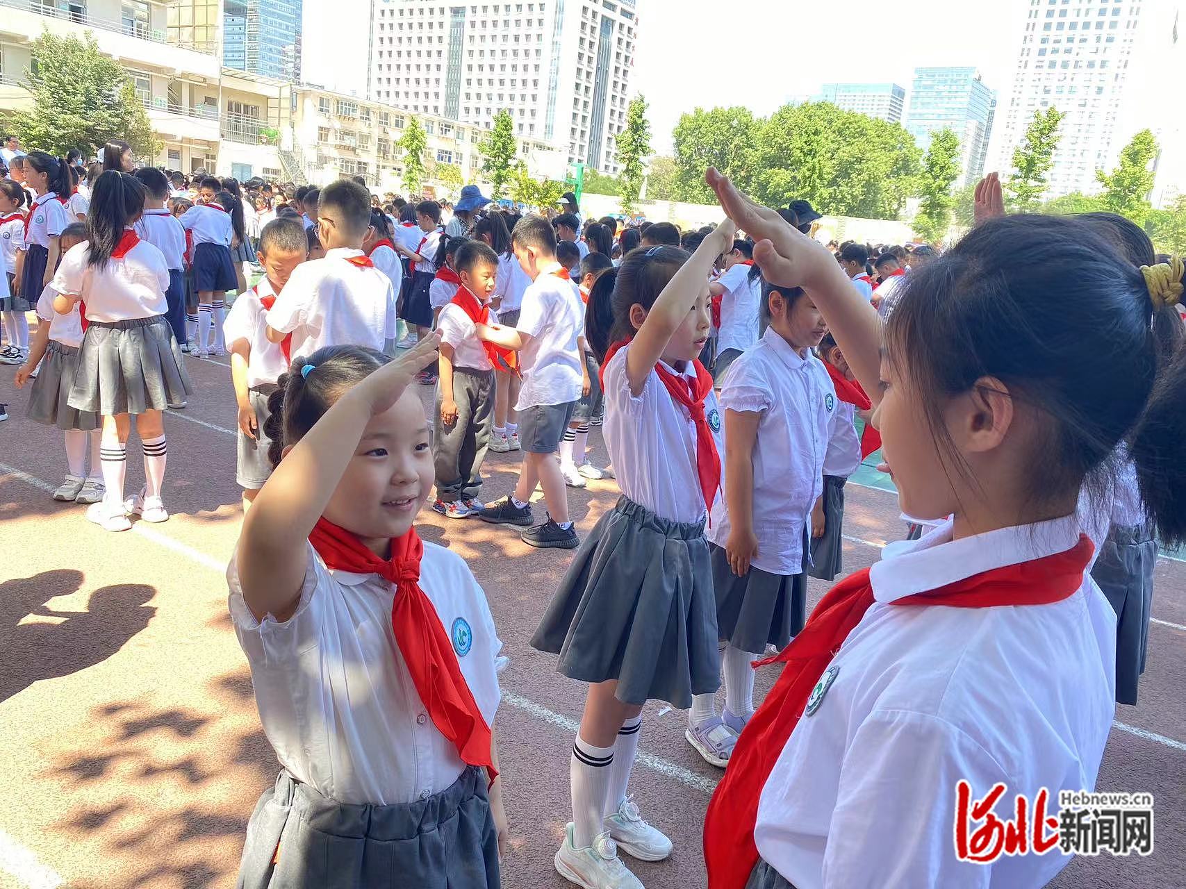 石家庄市维明路小学举行新少先队员入队仪式