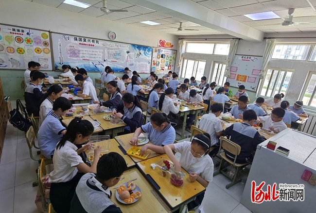 球盟会全站石家庄市战争东路小学展开果蔬拼